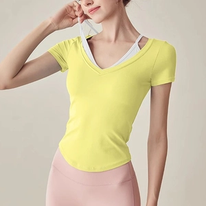 Dettaglio maglietta sportiva gialla slim fit con finto due pezzi bianco e scollo a V