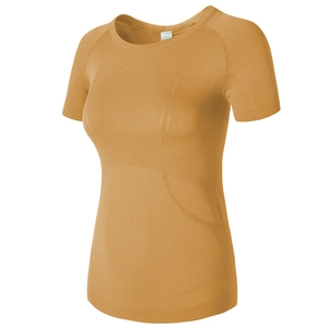 Vue détaillée du t-shirt de yoga jaune moutarde sans couture avec texture jacquard