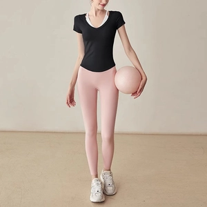 Top nero slim con scollo a V e leggings rosa a vita alta per yoga e fitness professionale