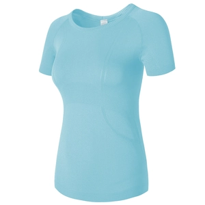 Gros plan détaillé du t-shirt de sport sans couture bleu ciel et sa texture respirante