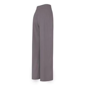 Dettaglio dei pantaloni da yoga a vita alta a gamba larga color lavanda con taglio a zampa
