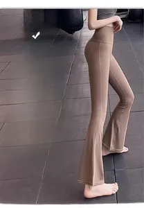 Dettaglio dei pantaloni da yoga a vita alta con controllo addominale ed effetto push-up
