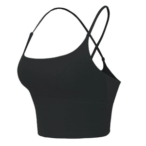 Dettaglio del reggiseno sportivo nero per yoga con spalline incrociate e design elegante