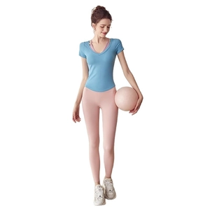 T-shirt sportiva slim fit con imbottiture rimovibili e leggings da yoga rosa coordinati