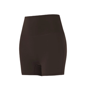 Dettaglio dei pantaloncini da yoga a vita alta caffè scuro con cuciture rinforzate e tessuto