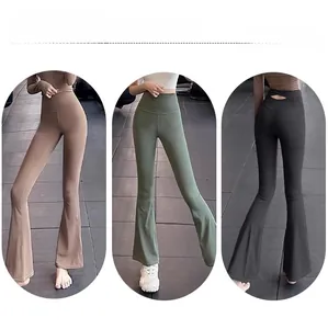 Selezione di colori per pantaloni yoga a vita alta svasati in marrone, verde e nero
