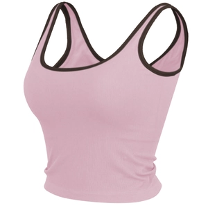 Détail d'un débardeur de yoga rose avec passepoil marron et texture côtelée stretch