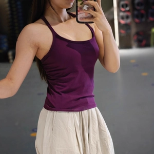 Lila gerippter Yoga-Sport-BH mit Racerback-Design für Fitness- und Workouteinsätze
