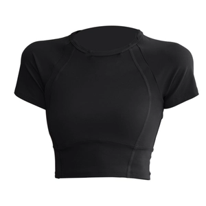 Top corto da yoga nero attillato con maniche raglan e imbottitura per il fitness
