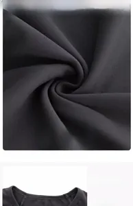 Detail des dunkelgrauen Yoga-Tops mit weicher Modal-Stofftextur und rundem Halsausschnitt