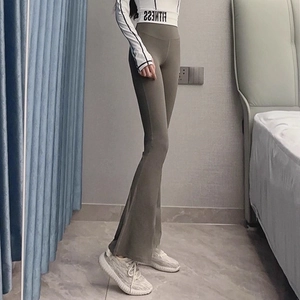 Dettaglio dei pantaloni yoga a zampa verde oliva a vita alta con effetto push-up e stretch