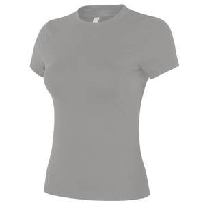 Gros plan du t-shirt de yoga gris à manches courtes avec coupe ajustée et col rond sport