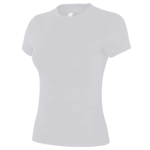 Gros plan du t-shirt de yoga ajusté avec texture tricotée lisse et col rond
