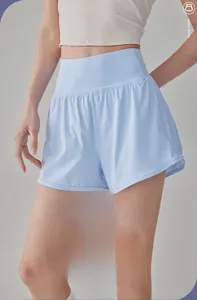 Détail du short de yoga bleu clair à taille haute avec doublure anti-exposition intégrée