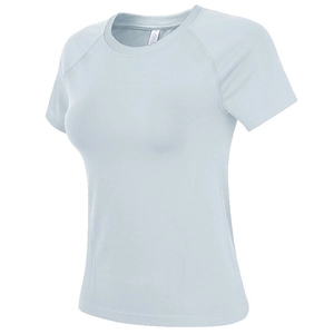 Détail du tissu respirant et séchant rapidement de ce t-shirt de course cintré bleu clair femme