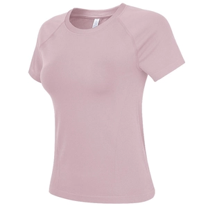 Détail du t-shirt de sport rose montrant les manches raglan et la texture respirante