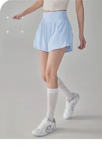 Vue détaillée du short de sport taille haute bleu clair avec large ceinture sur modèle