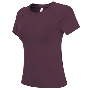 Détail du t-shirt de sport respirant violet foncé avec manches raglan et étiquette de taille S
