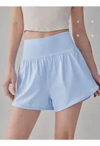 Détail du short de sport 2-en-1 bleu clair avec large ceinture et doublure