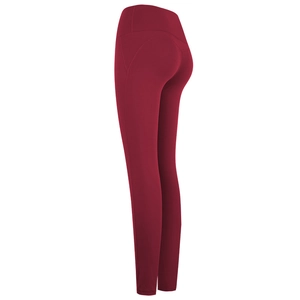 Dettaglio dei pantaloni da yoga a vita alta con cuciture curve per effetto push-up