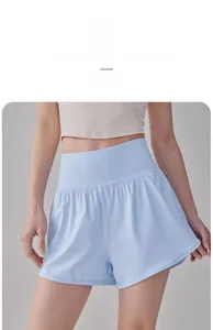 Gros plan d'un short de course bleu clair à taille haute avec large ceinture