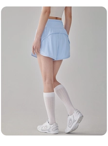 Détail du short de course bleu clair respirant à taille haute avec design à séchage rapide