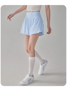 Vue détaillée du short de course taille haute bleu clair avec une fente latérale stylée