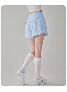 Détail du short de sport bleu clair avec taille haute et poche arrière zippée
