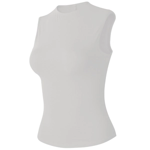 Détail du haut de yoga blanc sans manches à col montant avec une coupe ajustée élastique