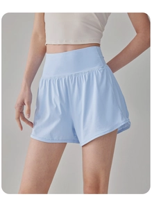 Vue détaillée du short de course respirant bleu clair à taille haute avec large élastique