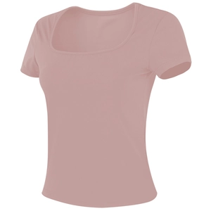 Détail du t-shirt de yoga à col carré en tissu extensible rose poudré et coupe slim