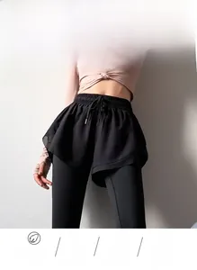 Dettaglio dei leggings sportivi 2-in-1 a vita alta con inserto in mesh traspirante