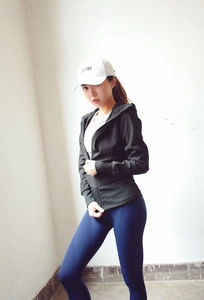 Détail d'une veste de sport cintrée et d'un legging taille haute avec texture en nid d'abeille