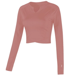 Rosa langärmeliges Damen Yoga Crop Top mit Kerbausschnitt und Daumenlöchern auf weißem Grund