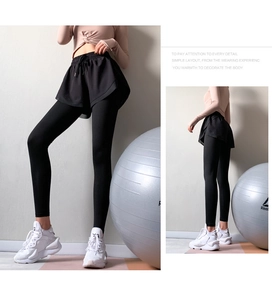 Dettaglio dei leggings sportivi 2 in 1 con gonna e vita alta con coulisse regolabile