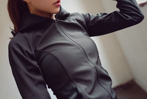 Gros plan d'un sweat à capuche sport ajusté avec panneaux côtelés et tissu élastique