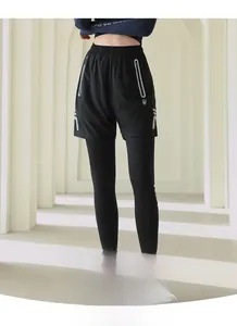 Dettaglio dei leggings sportivi 2-in-1 neri con tasca laterale e vita alta elastica