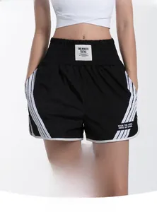Gros plan d'un short de sport taille haute avec taille élastique et rayures latérales