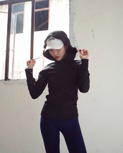 Détail d'une veste de sport noire ajustée avec fermeture éclair en tissu respirant
