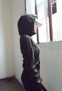 Détail de la veste à capuche de sport noire coupe slim avec cordons et coutures latérales