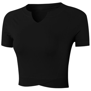 Crop top de sport noir ajusté avec manches courtes et design d'ourlet croisé stylé