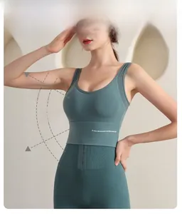 Détail de la brassière de sport vert foncé avec empiècements en résille et bande