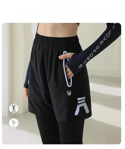 Dettaglio delle strisce riflettenti e tasca con zip sui pantaloni sportivi 2-in-1