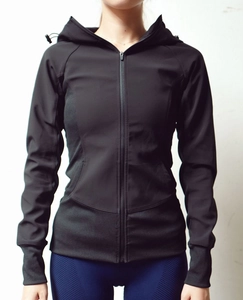 Détail du sweat à capuche de sport noir cintré avec passe-pouces et tissu mesh