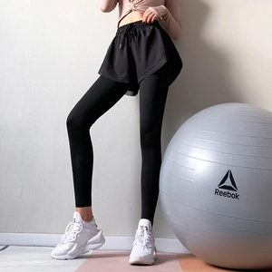 Top corto rosa e leggings 2 in 1 neri a vita alta per yoga e fitness sportivo da donna
