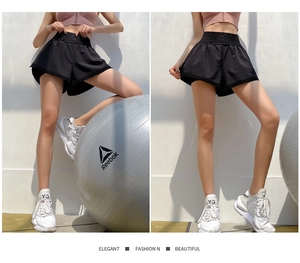 Detailansicht der hoch taillierten Doppel-Lagen Sportshorts mit elastischem Bund
