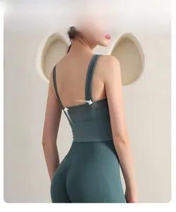 Détail de la conception du dos évidé et du mesh respirant sur le soutien-gorge de sport
