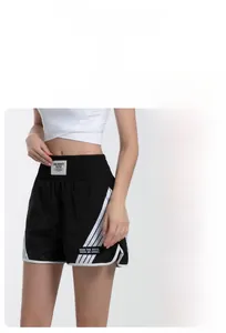 Détail du short de sport taille haute à séchage rapide avec rayures et texte imprimé