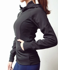 Détail de la veste de sport noire avec panneaux latéraux côtelés et tissu extensible