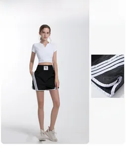Vue détaillée du short de sport taille haute avec bandes latérales et patch logo